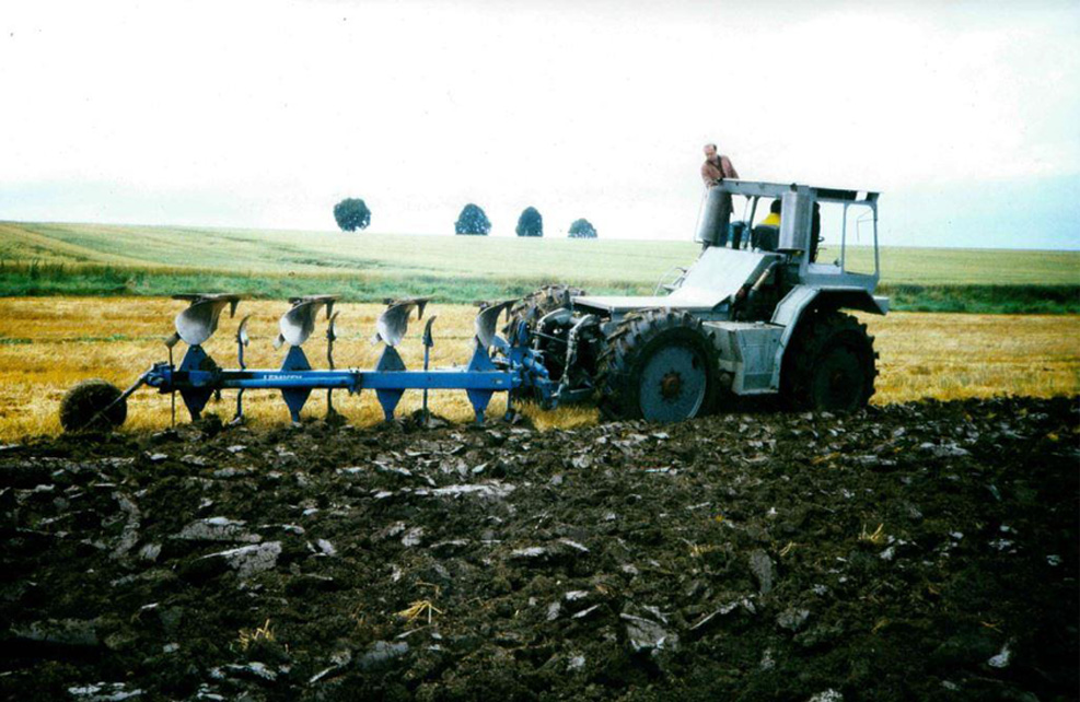 1983：通用型拖拉机TS 210原型机